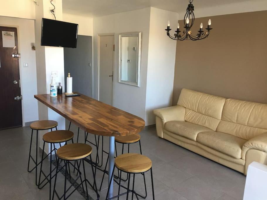 Grands Buffets Hebergement Chambre Нарбон Екстериор снимка